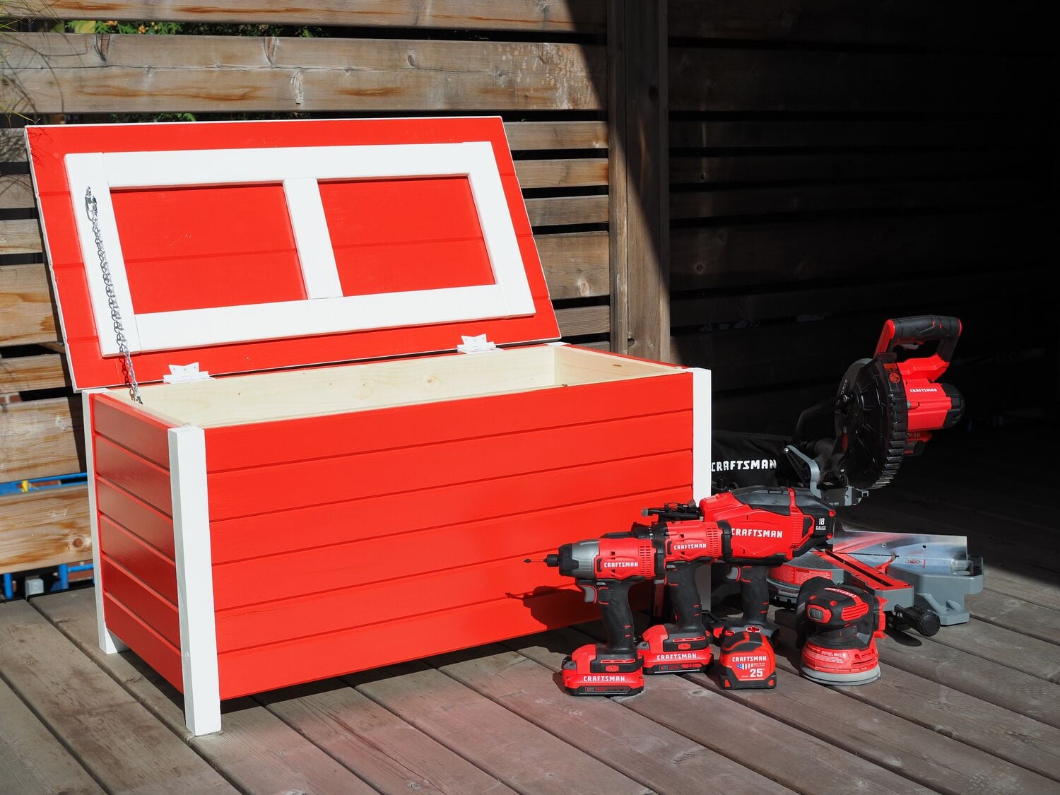 Outdoor Storage Box with lid open
Coffre de rangement extérieur avec couvercle ouvert
